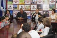 	A alunos da Escola Municipal Vereador Arinor Vogelsanger, bairro Vila Nova, participaram do Hasteamento do Pavilhão Nacional nesta quarta-feira (02/05). Também visitaram a prefeitura e fizeram perguntas para o vice-prefeito Ingo Butzke. - Fotografo: Kátia Nascimento - Data: 02/05/2012
