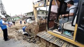 Subprefeitura Sudeste realiza drenagem de 1,5 m na rua Jarivatuba - Fotografo: Rogerio da Silva - Data: 11/08/2015