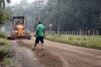 Subprefeitura de Pirabeiraba realiza ensaibramento e patrolamento na Estrada Timbé - Fotografo: Rogerio da Silva - Data: 06/07/2015