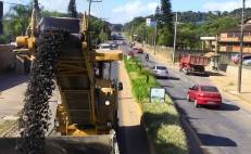 A Prefeitura, por meio da Unidade de Pavimentação, trabalha nesta sexta-feira (24/8) na fresagem de alguns pontos do asfalto da Avenida Santos Dumont. Numa segunda etapa a via vai receber novo pavimento. - Fotografo: Mauro Artur Schlieck - Data: 24/08/2012