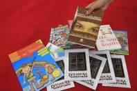 O exemplar do documentário joinvilense, dirigido por Fabrício Porto,"Ditadura Reservada" e o DVD de selecionados da "Mostra Cinevídeo Joinville 2011" podem ser trocados (cada) por um livro infantil ou infanto-juvenil, na 9ª Feira do Livro de Joinville.  - Fotografo: Mauro Artur Schlieck - Data: 16/04/2012