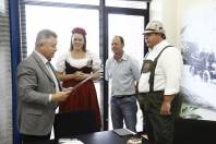 Promotores da Schüzenfest divulgaram a festa na Prefeitura Municipal - Fotografo: Jaksson Zanco - Data: 07/10/2013