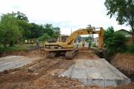 A Prefeitura está realizando mais uma obra de infraestrutura. Desta vez, é no final da rua Luiz Ceratti, no bairro João Costa.  Uma pequena e estreita ponte de madeira foi substituída por uma galeria dupla com 14 metros de largura por 7 metros de comprimento.  - Fotografo: Ruy Ferrari / Secom - Data: 09/02/2012