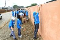 Nesta sexta (07) e amanhã (08), mais de 100 funcionários da Embraco estarão o dia todo no Jardim Paraíso realizando ações de melhoria com o apoio da Secretaria Regional do bairro. Hoje eles pintaram o muro do cemitério  - Fotografo: Kátia Nascimento - Data: 07/10/2011