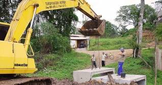 A equipe de pontes da Unidade de Obras da Seinfra iniciou na terça-feira(2/9) a construção de uma galeria de concreto dupla, no final da rua dos Radialistas, no bairro Petrópolis. A obra resolverá encurtará distâncias beneficiando moradores de cinco bairros. - Fotografo: Ruy Ferrari - Data: 03/10/2012