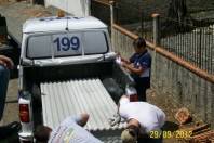 Neste sábado (29/9), funcionários da Prefeitura (secretarias de Proteção Civil/Defesa Civil, Distrital de Pirabeiraba, Habitação) e voluntários entregaram material para 68 famílias que ainda se encontravam com as casas descobertas ou com telhados danificados por causa da chuva de granizo. - Fotografo: Divulgação Secretaria de Proteção Civil - Data: 30/09/2012