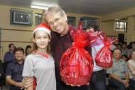 Entregue neste sábado à comunidade do Canela, em Pirabeiraba, as obras de ampliação e reforma da escola Emilio Paulo Roberto Hardt. Prefeito Carlito recebe homenagem de uma das alunas da escola - Fotografo: Mauro Artur Schlieck - Data: 10/12/2011