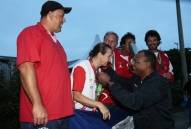 Gerente técnico da Felej Kelvin Soares, premiando a técnica de atletismo Margit Weise com campeã da 14ª Olesc em Criciuma. - Fotografo: Phelippe José da Silva - Data: 25/09/2014