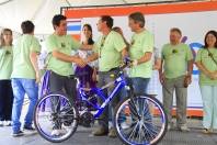 O servidor público Guaracy recebeu uma surpresa na inauguração do Parque da Cidade. O prefeito Carlito e o presidente da Conurb, Francisco de Assis, entregaram uma bicicleta para o agente trabalhar. - Fotografo: Mauro Artur Schlieck - Data: 06/11/2011