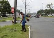 roçada e limpeza na avenida marques de olinda no costa e silva - Fotografo: Phelippe Jose - Data: 28/01/2014