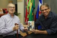 O prefeito Carlito Merss recebeu na manhã desta quarta-feira (4/4), a visita de Waldomiro Schützler, homenageado com a Medalha Dona Francisca. - Fotografo: Kátia Nascimento - Data: 04/04/2012