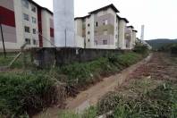Limpeza de vala ao lado do residencial Trentino - Fotografo: Rogerio da Silva - Data: 26/06/2013