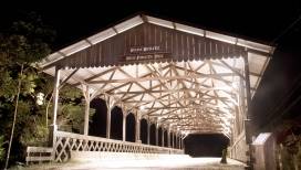 A Ponte Friederich Piske, em Pirabeiraba, é mais uma que recebe nova iluminação. - Fotografo: Mauro Artur Schlieck - Data: 03/04/2012