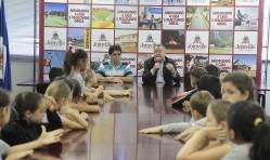 A manhã desta terça-feira (2/10) foi diferente para 22 alunos da E.M Enfermeira Hilda Anna Krisch. Os estudantes visitaram a Prefeitura de Joinville tiveram a oportunidade de fazer algumas perguntas para o prefeito em exercício Ingo Butzke. - Fotografo: Mauro Artur Schlieck - Data: 02/10/2012