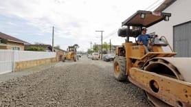 Prefeitura de Joinville prepara a base para asfalto na rua Artur Zoefeld - Fotografo: Rogerio da Silva - Data: 14/12/2015