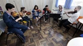 Projeto Meu Primeiro Violino forma talentos na Escola Municipal João Bernardino - Fotografo: Rogerio da Silva - Data: 10/10/2014