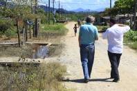 Depois da assinatura da Ordem de Serviço para o início das obras de infraestrutura urbana no Loteamento José Loureiro nesta quarta-feira (7/3), o prefeito Carlito Merss visitou o local. - Fotografo: Kátia Nascimento - Data: 07/03/2012