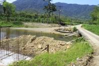 	A nova ponte de concreto que a Prefeitura está construindo no início da Estrada Quiriri, sobre o Rio Seco, em Pirabeiraba, deverá ser concluída em novembro. Esta obra do Orçamento Participativo representa investimentos de R$ 525 mil. - Fotografo: Mauro Artur Schlieck - Data: 31/10/2012