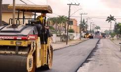 A divisão de pavimetação da Prefeitura de Joinville conclui ainda hoje (03/10) o recape da rua Valença, bairro Guanabara. - Fotografo: Ruy Ferrari - Data: 03/10/2012