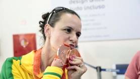 Atleta paraolímpica Sheila Finder desembarcou em Joinville com as duas medalhas de bronze conquistadas nos Jogos Parapan-Americanos do Canadá - Fotografo: Rogerio da Silva/Secom - Data: 18/08/2015