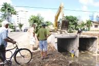 A equipe de pontes da Unidade de Obras da Seinfra concluirá amanhã (18/4) as obras de construção da galeria dupla sobre o rio Grant, no bairro Costa e Silva. A ponte é mais uma obra do Orçamento Participativo (OP). - Fotografo: Ruy Ferrari - Data: 17/04/2012