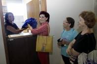 Janaína Conceição, coordenadora di Departamento de Recreação e Lazer da Felej, faz a entrega dos novos uniformes do JASTI, para Heloísa Bellani, participante deste evento que irá acontecer em Araquari na próxima semana. - Fotografo: Phelippe José - Data: 06/04/2015