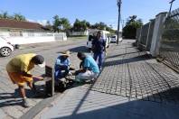 Subprefeitura Centro-Norte realiza limpeza de boca de lobo na rua Marechal Hermes - Fotografo: Rogerio da Silva - Data: 06/04/2015