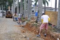 Os 51 apenados, participantes do projeto “Passo a Frente”, trabalham em diversas áreas públicas da cidade auxiliando no andamento das obras. As turmas são dividias entre homens e mulheres e jardinagem e calceteiros.  - Fotografo: Luana de Freitas - Data: 14/05/2012