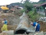 Colocação de tubos na Vila Piske, no Rio Bonito - Fotografo: Divulgação - Data: 28/05/2014