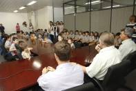 Alunos da Escola Municipal Professor Francisco Riepper e do CEI Sementinha, participaram do Hasteamento do Pavilhão Nacional nesta quarta-feira (07/12). Depois do evento, as crianças conheceram o colegiado e fizeram perguntas ao vice-prefeito Ingo Butzke - Fotografo: Kátia Nascimento - Data: 07/12/2011