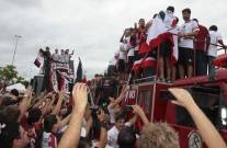 Atletas do JEC comemorando com a torcida na Expoville acesso a série A do Brasileiro de 2015. - Fotografo: Phelippe José da Silva - Data: 05/11/2014