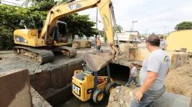 Seinfra executa limpeza do rio Curtume, no Guanabara - Fotografo: Rogerio da Silva - Data: 30/04/2015