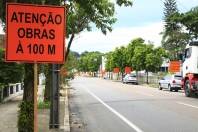 	As obras de macrodrenagem e pavimentação asfáltica na sub-bacia do rio Morro Alto, nos bairros Glória e América, estão em andamento dentro do prazo previsto. A rua Conselheiro Arp precisou ser interditada. - Fotografo: Kátia Nascimento - Data: 27/03/2012
