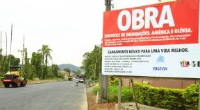 A rua Timbó recebe a pavimentação em mais um trecho. A obra faz parte do Projeto de Macrodrenagem e Pavimentação da sub-bacia do Rio Morro Alto. - Fotografo: Mauro Artur Schlieck - Data: 11/05/2012