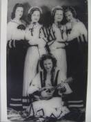 Exposição fotográfica “Vai Passar: Moças Fantasiadas no Carnaval da Liga de Sociedades. Coleção: Leonora Busch Machado. Data: 1934 - Fotografo: Fonte: Arquivo Histórico de Joinville - Data: 20/02/2014