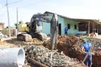 A Secretaria de Habitação realiza obras de drenagem e saneamento no Loteamento José Loureiro. - Fotografo: Mauro Artur Schlieck - Data: 19/03/2012