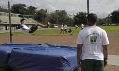 JEVILLE= Competição de atletismo na pista da Univille = Salto em altura - Fotografo: Phelippe José - Data: 15/09/2015