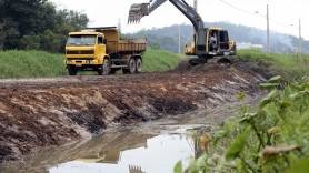Subprefeitura Sudoeste realiza limpeza de vala no Santa Mônica - Fotografo: Rogerio da Silva - Data: 29/07/2015