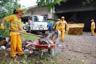 A Secretaria Regional do Boa Vista, com apoio da Ambiental e da Polícia Florestal, iniciou na manhã desta segunda-feira(9), um mutirão de limpeza sob a Ponte do Trabalhador, no bairro Boa Vista. - Fotografo: Ruy Ferrari/SEINFRA - Data: 09/04/2012