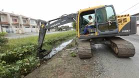 Seinfra executa limpeza de vala na avenida Atílio Domingos Sdrigotti, Aventureiro - Fotografo: Rogerio da Silva - Data: 26/11/2014