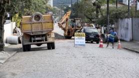 Subprefeitura Sul realiza drenagem na rua Tiradentes, bairro Floresta - Fotografo: Rogerio da Silva - Data: 19/08/2014