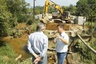 O prefeito Carlito Merss esteve na manhã desta quinta-feira (10/11) na região de Pirabeiraba e visitou as obras da Galeria da Rua Conselheiro Pedreira - Fotografo: Kátia Nascimento - Data: 10/11/2011