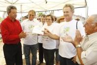 	A entrega das Hortas Urbanas e Periurbanas em Parceria com o Ministério do Desenvolvimento Social de Santa Catarina aconteceu nesta quarta-feira (09) no bairro Jardim Iririú com a presença do prefeito Carlito Merss e da comunidade do local - Fotografo: Kátia Nascimento - Data: 09/11/2011