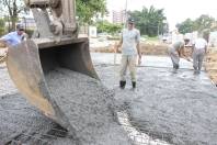 As obras de macrodrenagem e pavimentação asfáltica (para controle de inundações e melhorias viárias com a abertura do binário Max Colin/Timbó) -, na sub-bacia do rio Morro Alto, nos bairros Glória e América, estão em andamento e em ritmo acima do esperado. - Fotografo: Mauro Artur Schlieck - Data: 14/03/2012