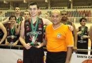 Guilherme Hartiw da equipe de Joinville Sub 17, recebe das mãos do delegado da CBJ o troféu de cestinha do campeonato. - Fotografo: Phelippe José da Silva - Data: 09/10/2014