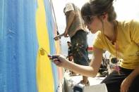  Nesta quarta-feira (2/11) o Parque da Cidade recebeu intervenções de arte urbana. Um grupo de dez atuantes da cultura hip-hop grafitou a pista de skate. A atividade é uma iniciativa da Prefeitura de Joinville em parceria com a Central Única das Favelas  - Fotografo: Kátia Nascimento - Data: 02/11/2011