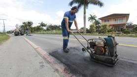 Operação tapa buraco na Estrada da Ilha - Fotografo: Rogerio da Silva - Data: 21/10/2014