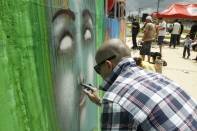  Nesta quarta-feira (2/11) o Parque da Cidade recebeu intervenções de arte urbana. Um grupo de dez atuantes da cultura hip-hop grafitou a pista de skate. A atividade é uma iniciativa da Prefeitura de Joinville em parceria com a Central Única das Favelas - Fotografo: Kátia Nascimento - Data: 02/11/2011