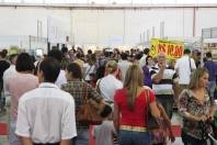 Imagens da Feira do Livro neste domingo (15/4). Muitas pessoas foram conferir a programação do evento e fazer compras. - Fotografo: Kátia Nascimento - Data: 15/04/2012