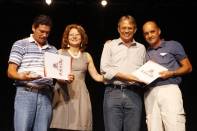 Os servidores Antoninho dos Santos (E) e Marcelo de França (D) foram homenageados por 10 anos de serviço público em cerimônia com a presença do prefeito Carlito Merss e da secretária Marcia Streit - Fotografo: Kátia Nascimento - Data: 23/11/2011